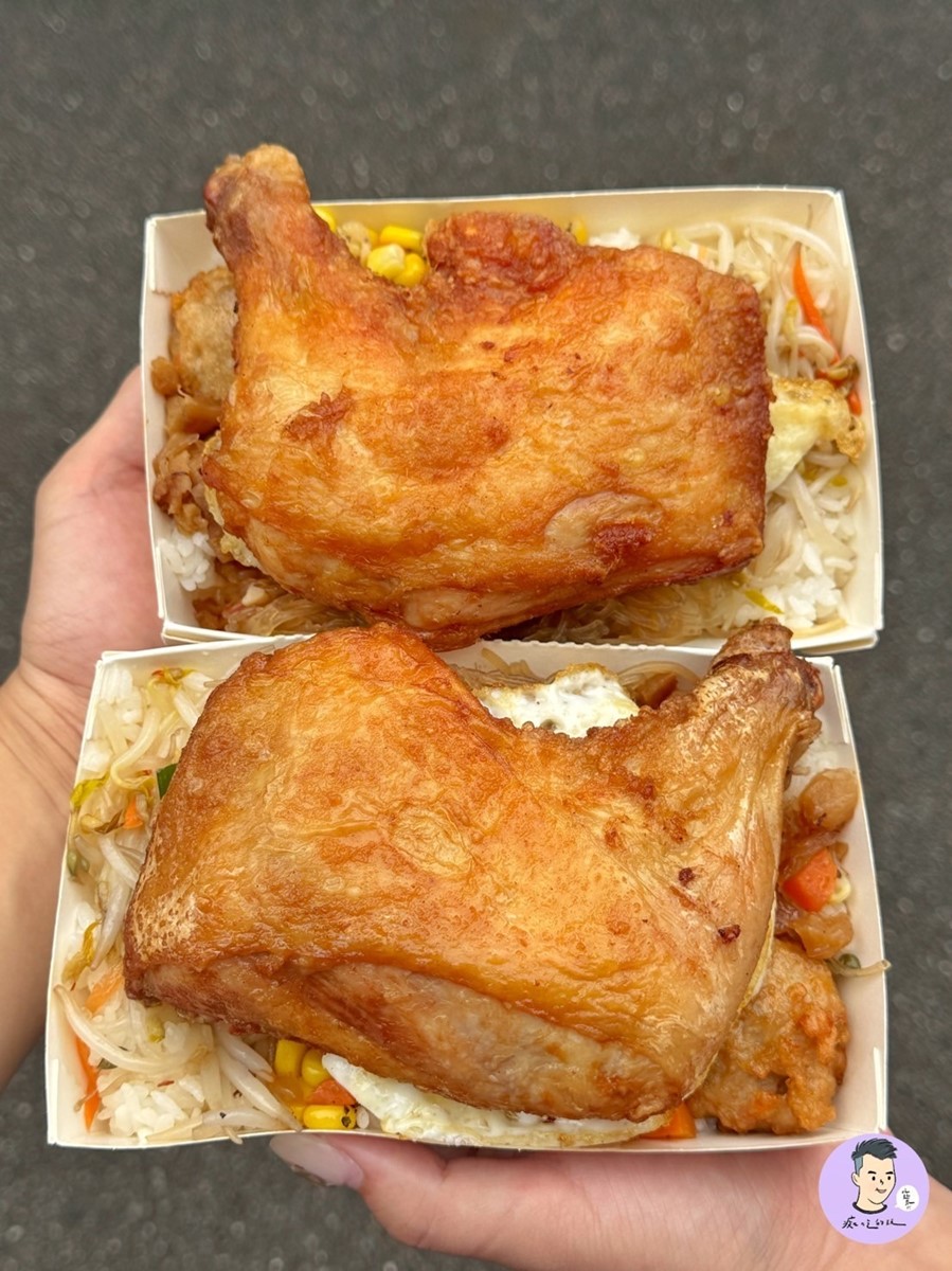 「大雞腿飯」上頭的雞腿誠意十足,能吃得過癮。(圖/痴吃的玩提供)