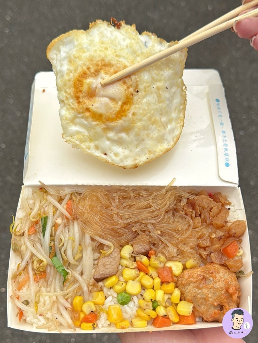 加購荷包蛋每顆15元,因為便當很便宜,可以爽爽加蛋錢包不心疼。(圖/痴吃的玩提供)
