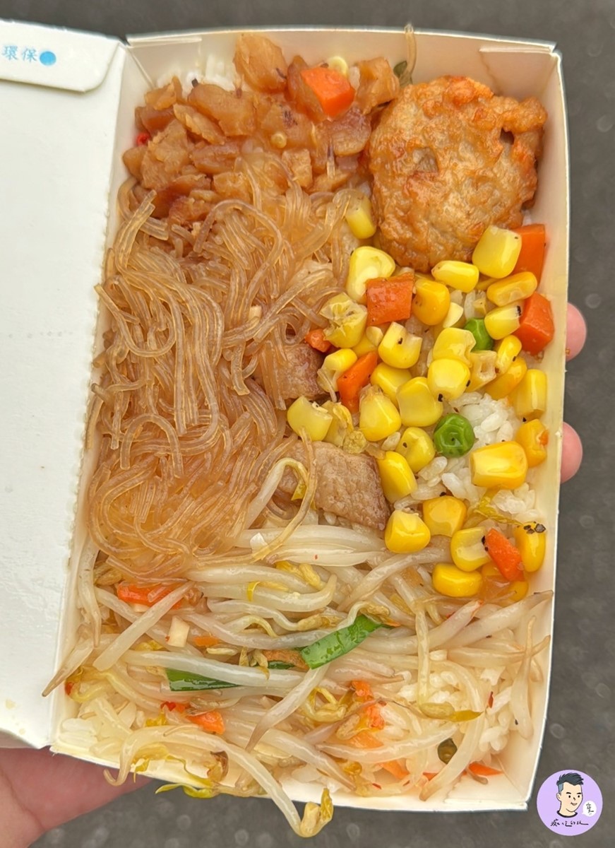便當會附上3樣簡單的配菜,還有辣蘿蔔。(圖/痴吃的玩提供)