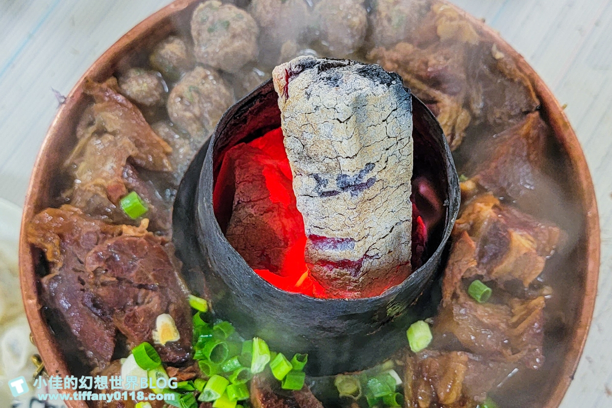 火鍋是傳統的煙囪式木炭火鍋，煮出來的火鍋滋味更香。（圖／小佳的幻想世界提供）