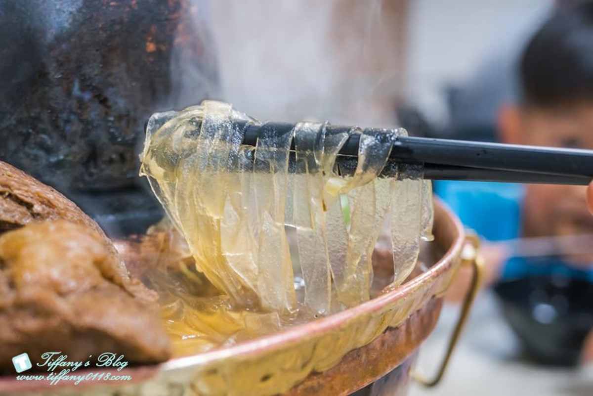 鍋裡還有寬粉、大白菜、凍豆腐等配料。（圖／小佳的幻想世界提供）