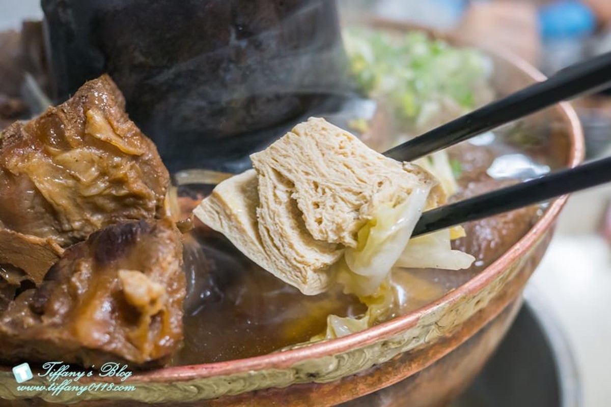 鍋裡還有寬粉、大白菜、凍豆腐等配料。（圖／小佳的幻想世界提供）