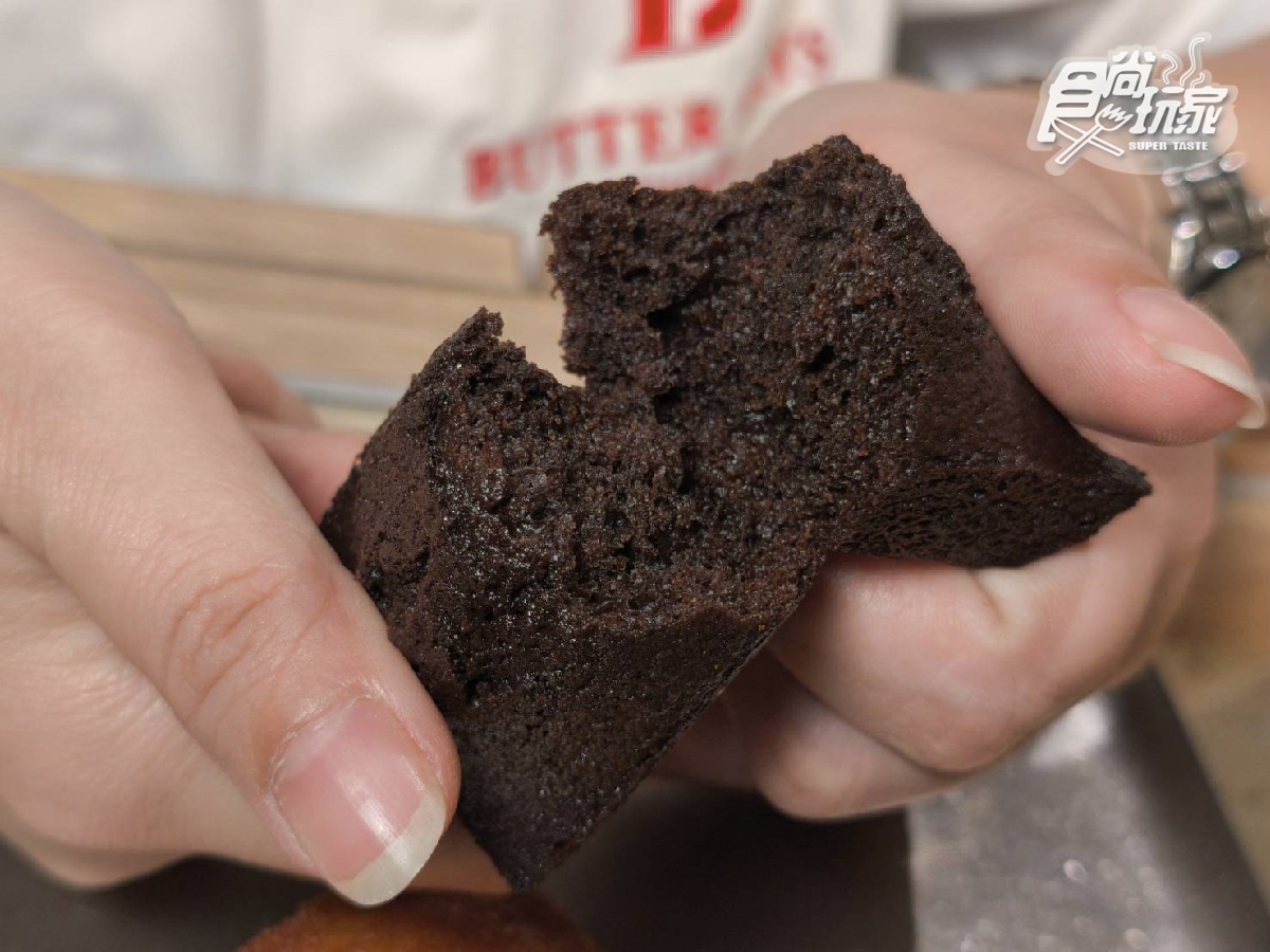 「BUTTER SAYS」現烤費南雪糕體較為濕潤札實,巧克力風味選用來自法國的莊園巧克力製作。(圖/食尚玩家)