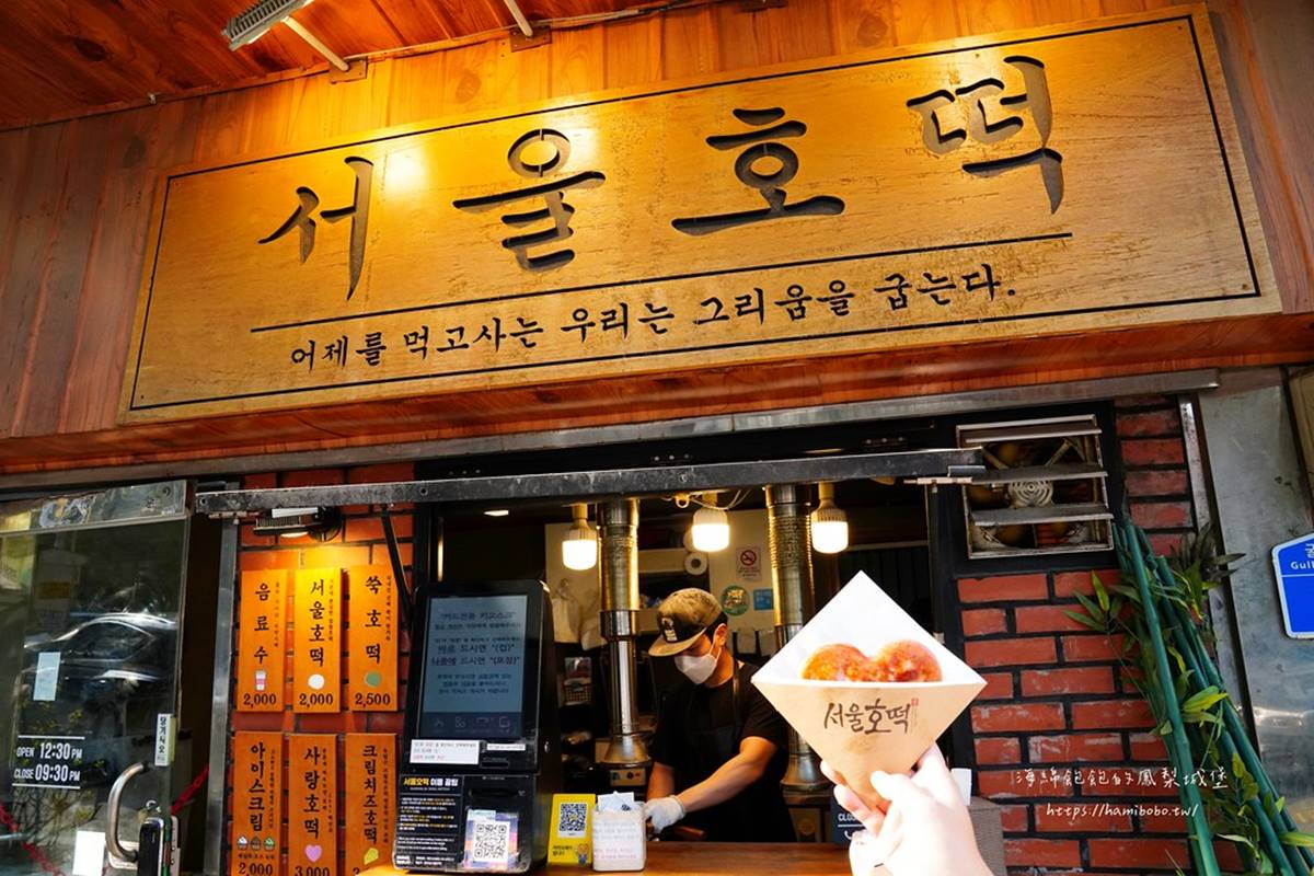 「首爾糖餅」是來韓國必吃的美食，店家小小的一家沒有內用區，只能外帶。（圖／海綿飽飽的鳳梨城堡提供）
