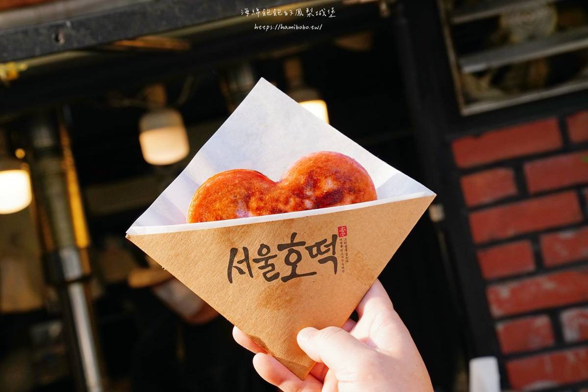 愛心糖餅煎到外皮帶一點酥脆口感，咬下去則是軟軟QQ的，中間的花生糖粉遇熱融化超邪惡，要小心會燙口喔！（圖／海綿飽飽的鳳梨城堡提供）