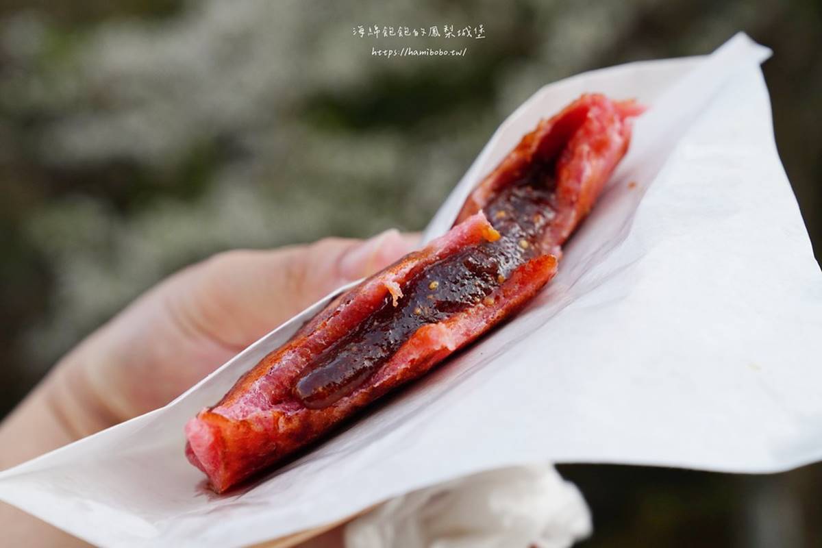 愛心糖餅煎到外皮帶一點酥脆口感，咬下去則是軟軟QQ的，中間的花生糖粉遇熱融化超邪惡，要小心會燙口喔！（圖／海綿飽飽的鳳梨城堡提供）