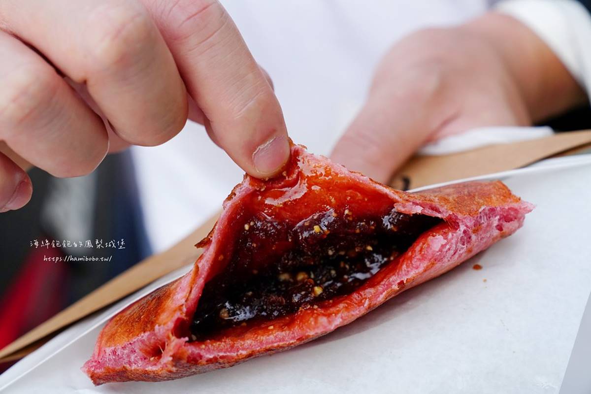 愛心糖餅煎到外皮帶一點酥脆口感，咬下去則是軟軟QQ的，中間的花生糖粉遇熱融化超邪惡，要小心會燙口喔！（圖／海綿飽飽的鳳梨城堡提供）