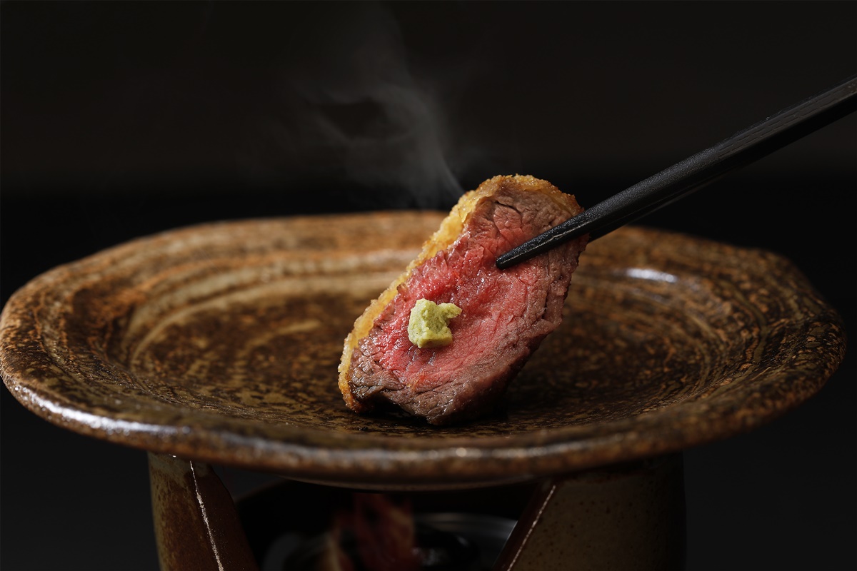 「京都勝牛」以獨特炸牛排與日式家庭定食料理為招牌。（圖／王座國際餐飲提供）