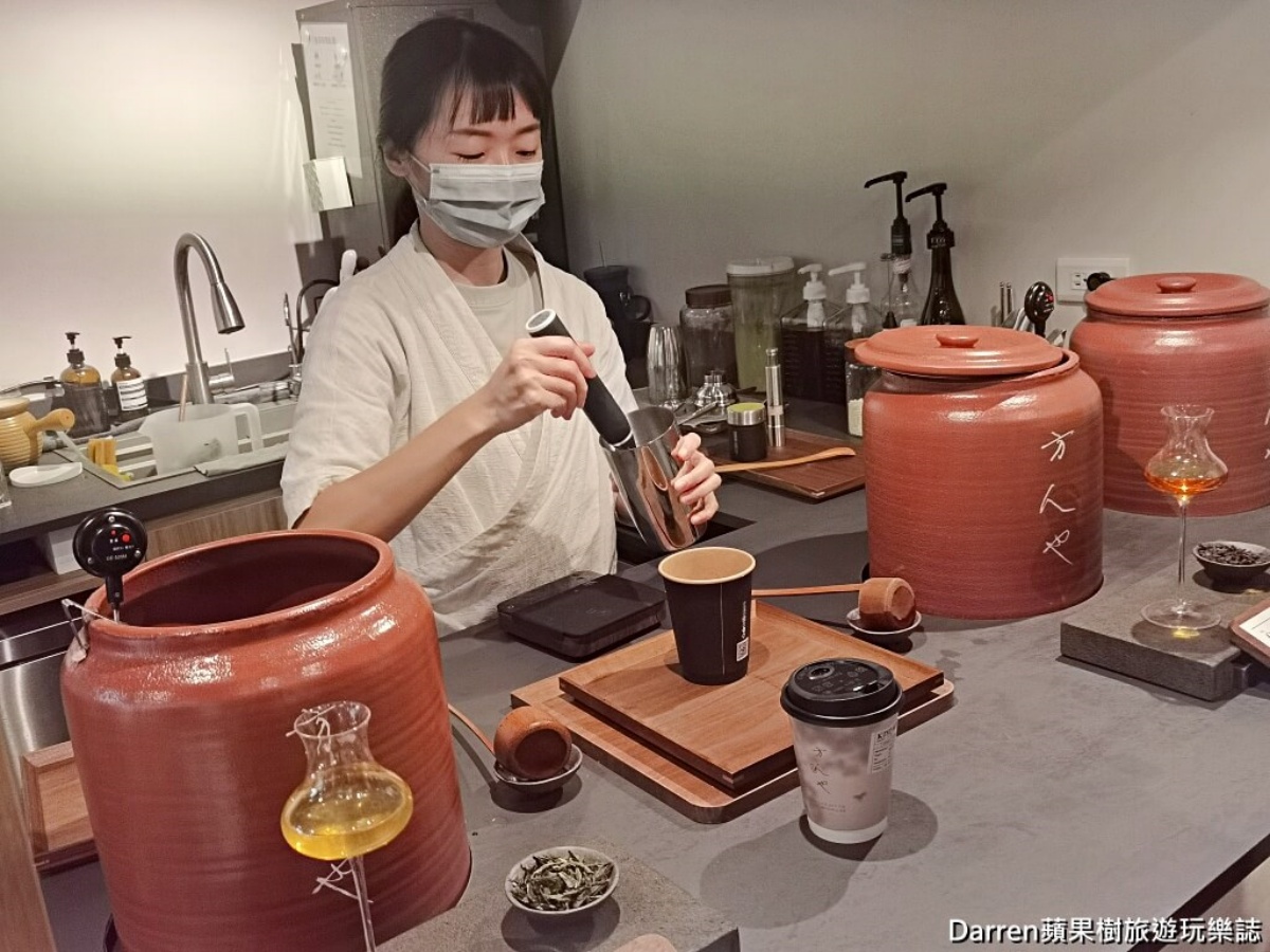 店內還有販售茶飲,每杯價格在65~115元之間,可以搭配麻糬一起享用,運氣好的話還會遇上試喝活動!(圖/Darren蘋果樹旅遊玩樂誌 提供)