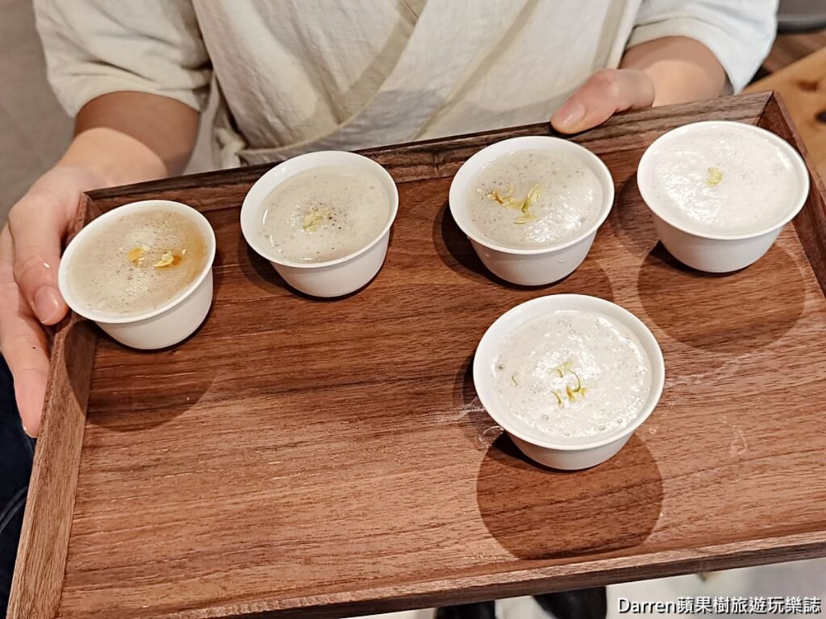 店內還有販售茶飲,每杯價格在65~115元之間,可以搭配麻糬一起享用,運氣好的話還會遇上試喝活動!(圖/Darren蘋果樹旅遊玩樂誌 提供)