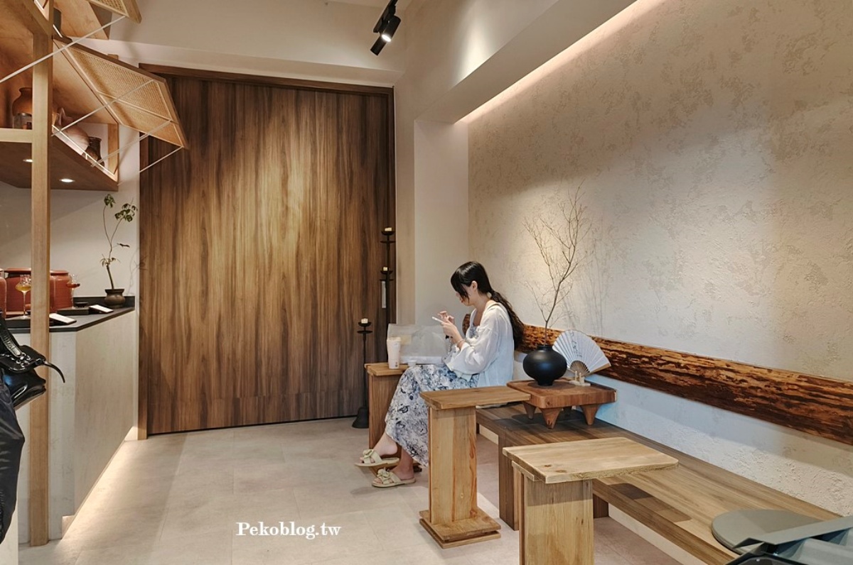 店面有提供簡單的內用座位,可以品嘗現做麻糬的最佳風味。(圖/PEKO の Simple Life提供)