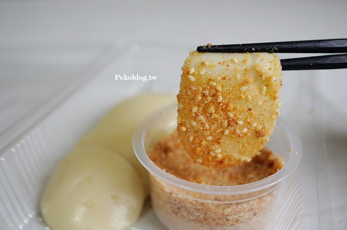 「厚乳片狀鮮奶麻糬」搭配的花生粉帶有顆粒感,香而不甜膩。(圖/PEKO の Simple Life 提供)