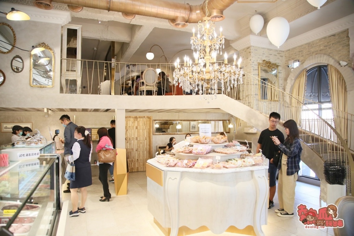 店面共有2層樓的用餐空間,裝潢也是華麗夢幻的風格。(圖/熱血玩台南。跳躍新世界提供)