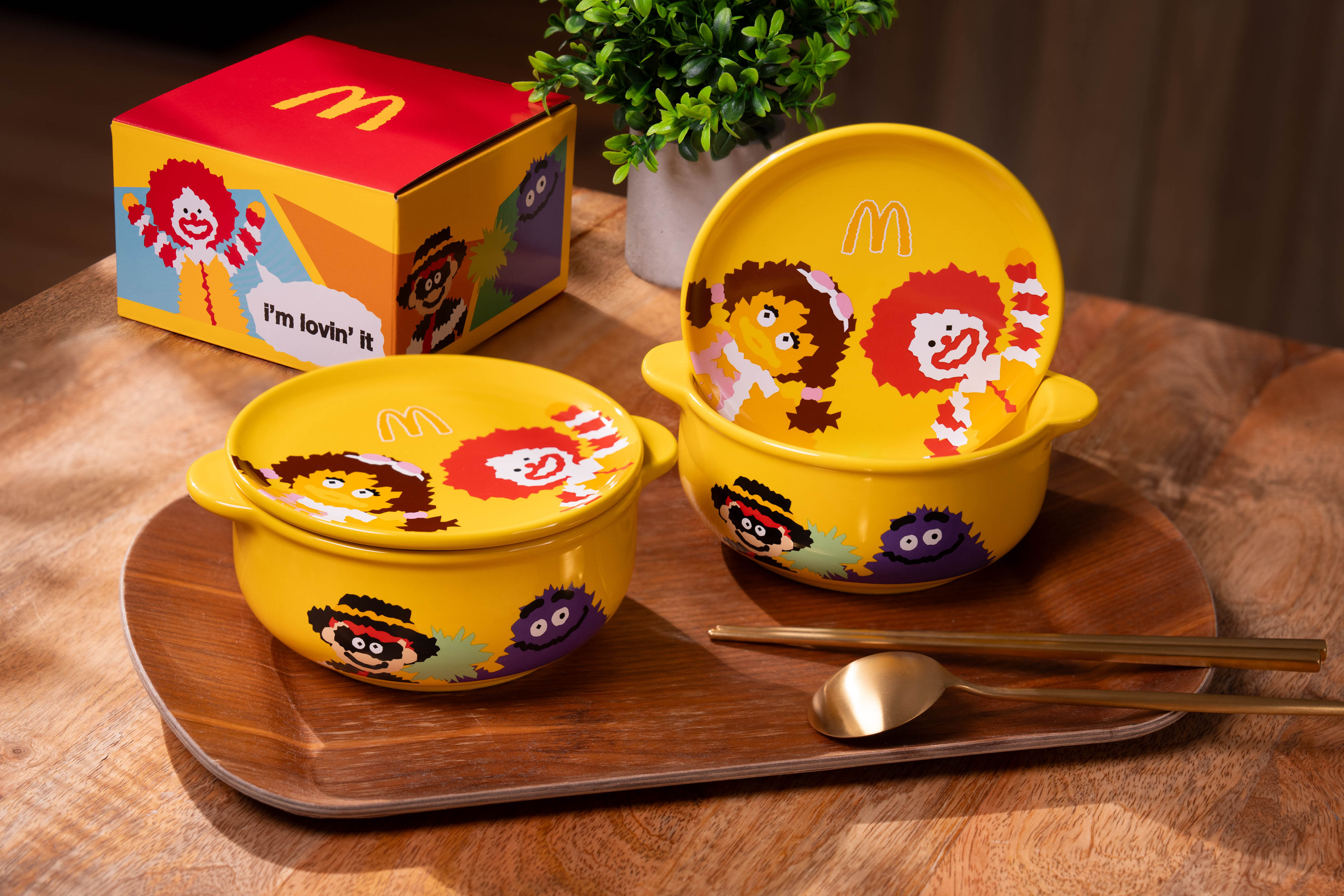 麥當勞推出限量超Q陶瓷碗盤組。(圖/麥當勞提供)