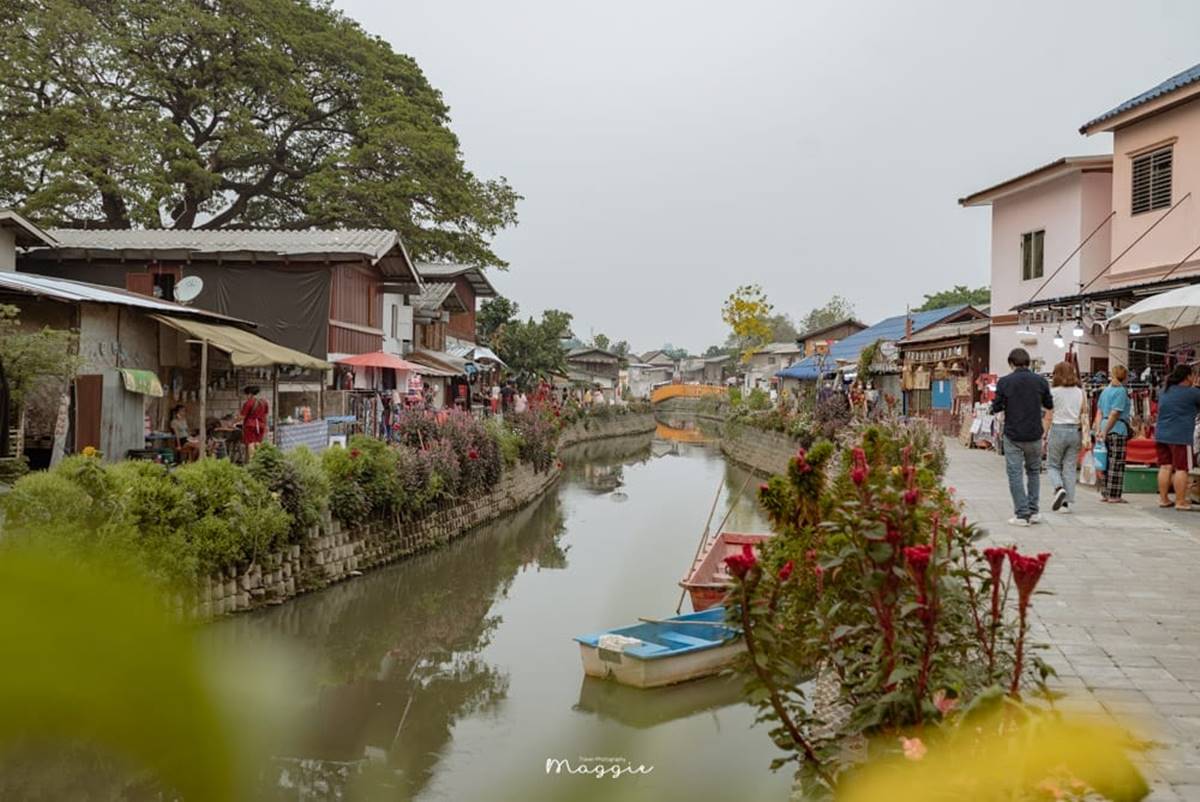 「湄卡運河Khlong Mae Kha」是清邁近年的新打卡熱點,從臭水溝搖身一變成為當地文青市集,白天可賞河道兩岸的村屋與花卉,夜晚市集開始營業後,越夜越熱鬧。(圖/莓姬貝利 食事旅行提供)