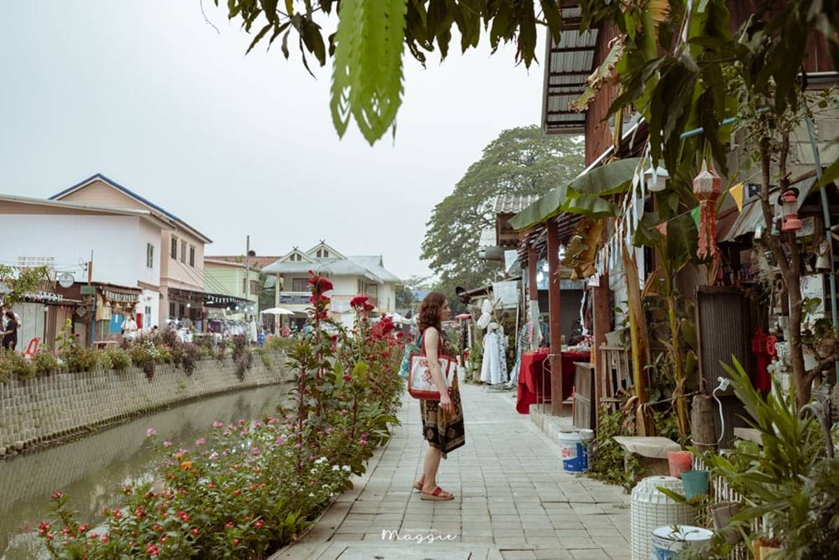 接近傍晚,攤商和店家才會陸續開始營業,越晚攤子越多。(圖/莓姬貝利 食事旅行提供)