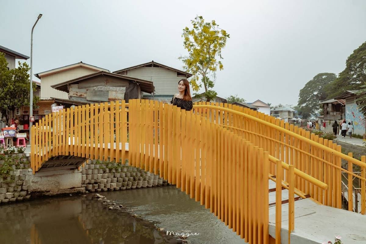 湄卡運河市集的店家範圍主要集中在河道兩岸,河道之間會有這種黃色橋相連,也成為遊客最愛的拍照打卡景物。(圖/莓姬貝利 食事旅行提供)