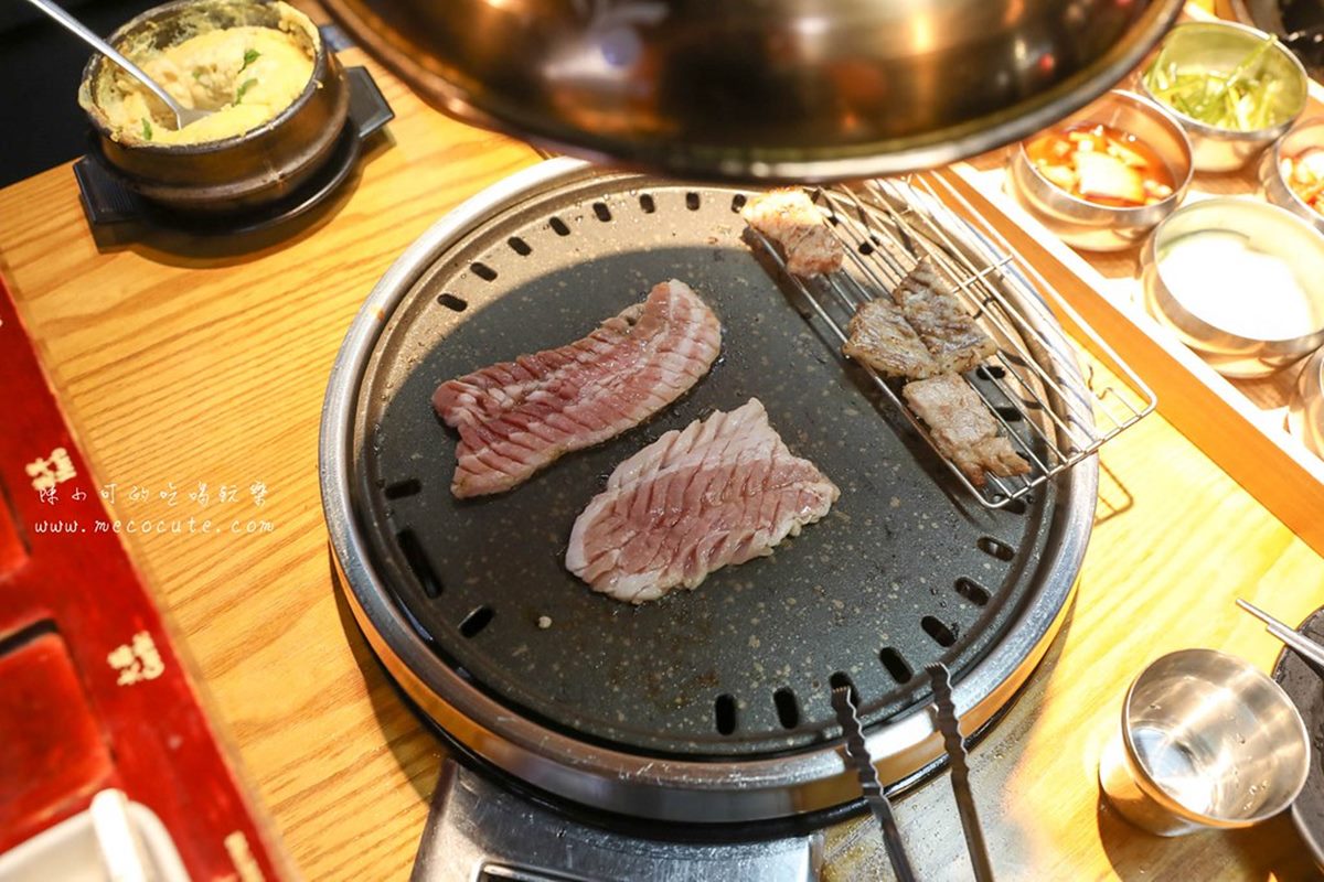 「招牌八色套餐」是店內人氣必點，一次可以吃到８種不同調味的肉品。（圖／陳小可的吃喝玩樂提供）