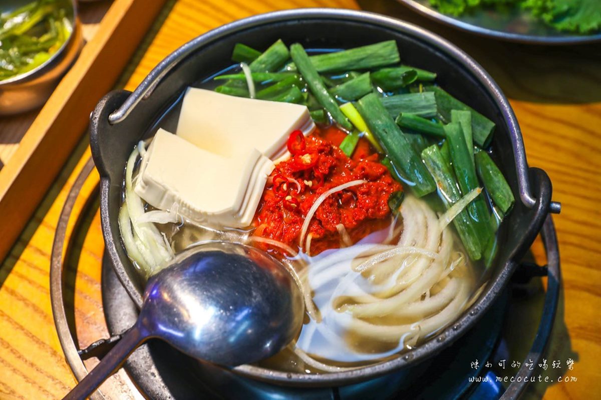 店內鍋物也是人氣品項，「泡菜豬肉鍋」泡菜相當夠味。（圖／陳小可的吃喝玩樂提供）
