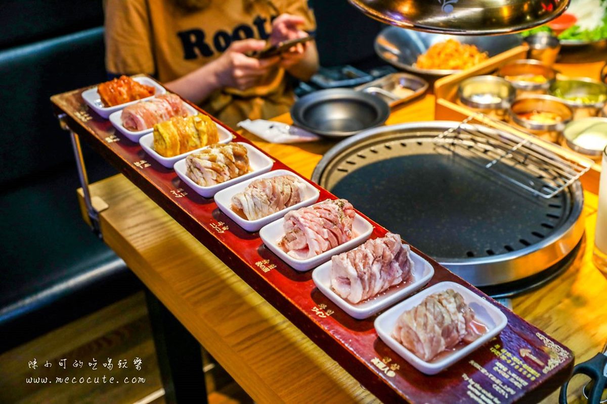 「招牌八色套餐」是店內人氣必點，一次可以吃到８種不同調味的肉品。（圖／陳小可的吃喝玩樂提供）