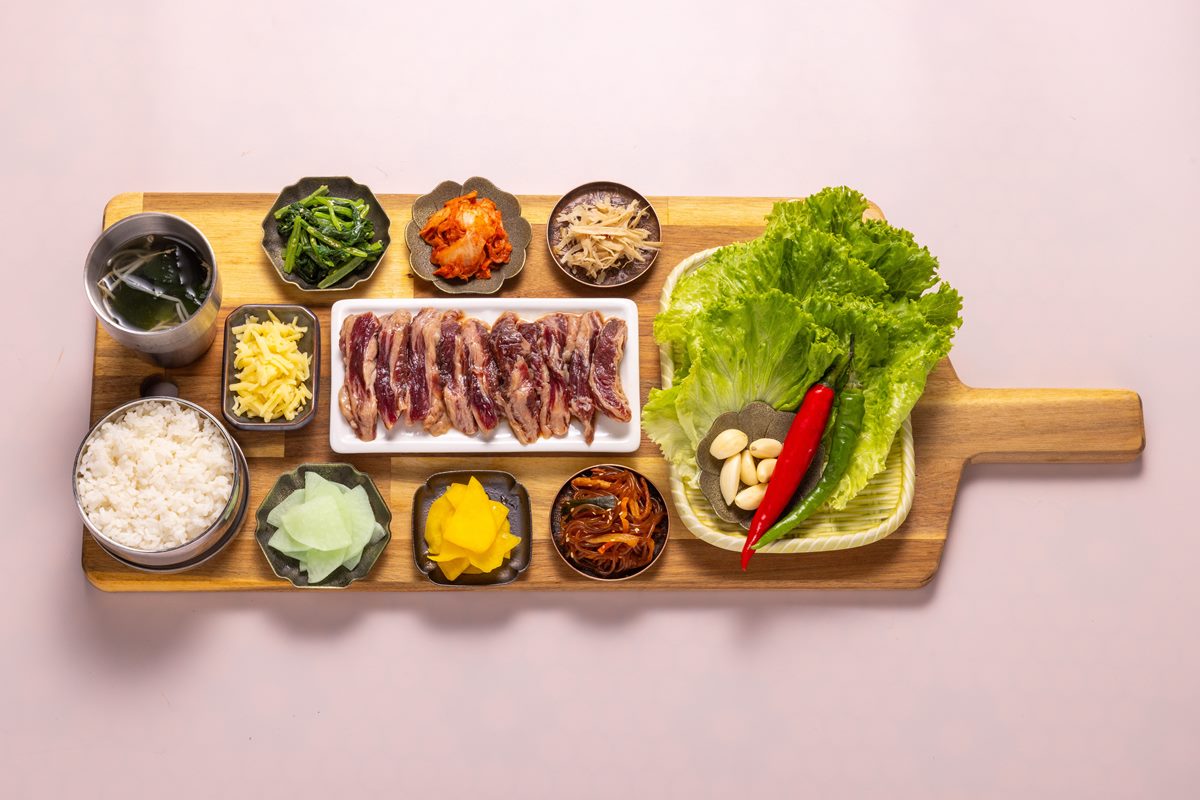 「火烤牛助條」（350元），獨家秘製醬醃製的火烤牛肋條超下飯。（圖／八色烤肉提供）