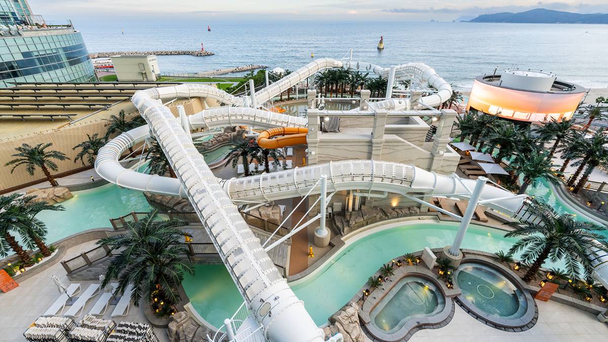 「Club D Oasis」位於韓國釜山海雲台，是位於海景第一排的水療中心與水上樂園，超狂的滑水道讓人忍不住想嘗試。（圖／翻攝自Club D Oasis官網）
