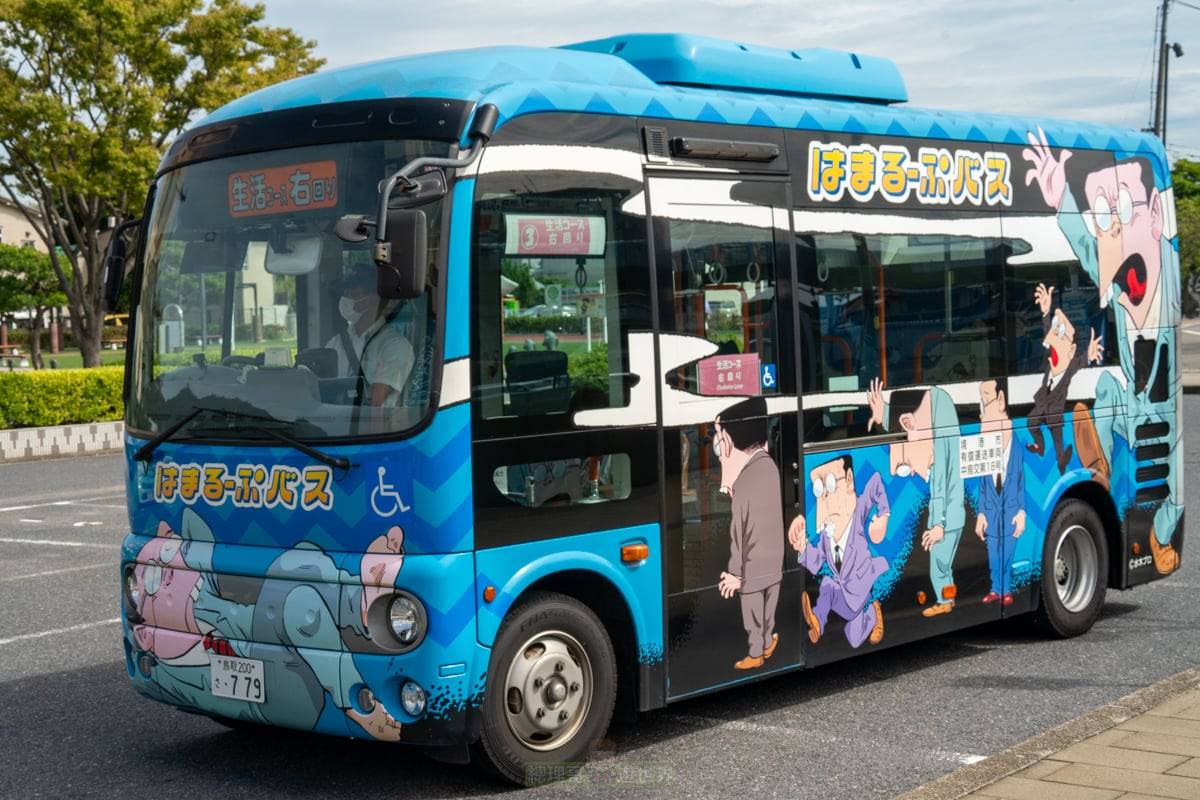 有「妖怪列車」當然也就有「妖怪公車」,搭乘妖怪公車也可以走訪境港市區內各大景點。(圖/傳說中的挨踢部門提供)