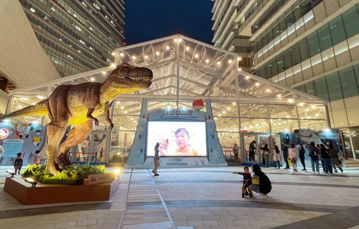 滑冰場每年都有不同主題造景,今年則是侏儸紀風格。(圖/中國信託金融園區提供)