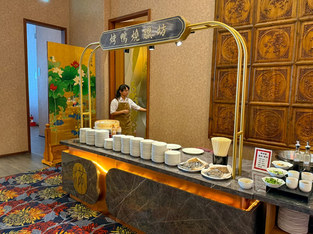 「滿粵閣」裝潢古色古香，主打台南唯一１家「港式料理吃到飽」。（圖／花露露の花花世界提供）