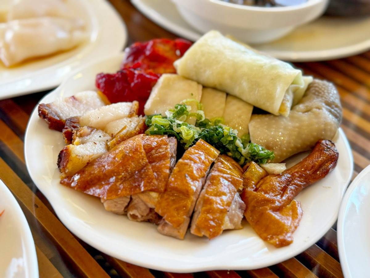 燒臘區則有：烤鴨、港式叉燒、脆皮豬、油雞可以無限夾。（圖／花露露の花花世界提供）