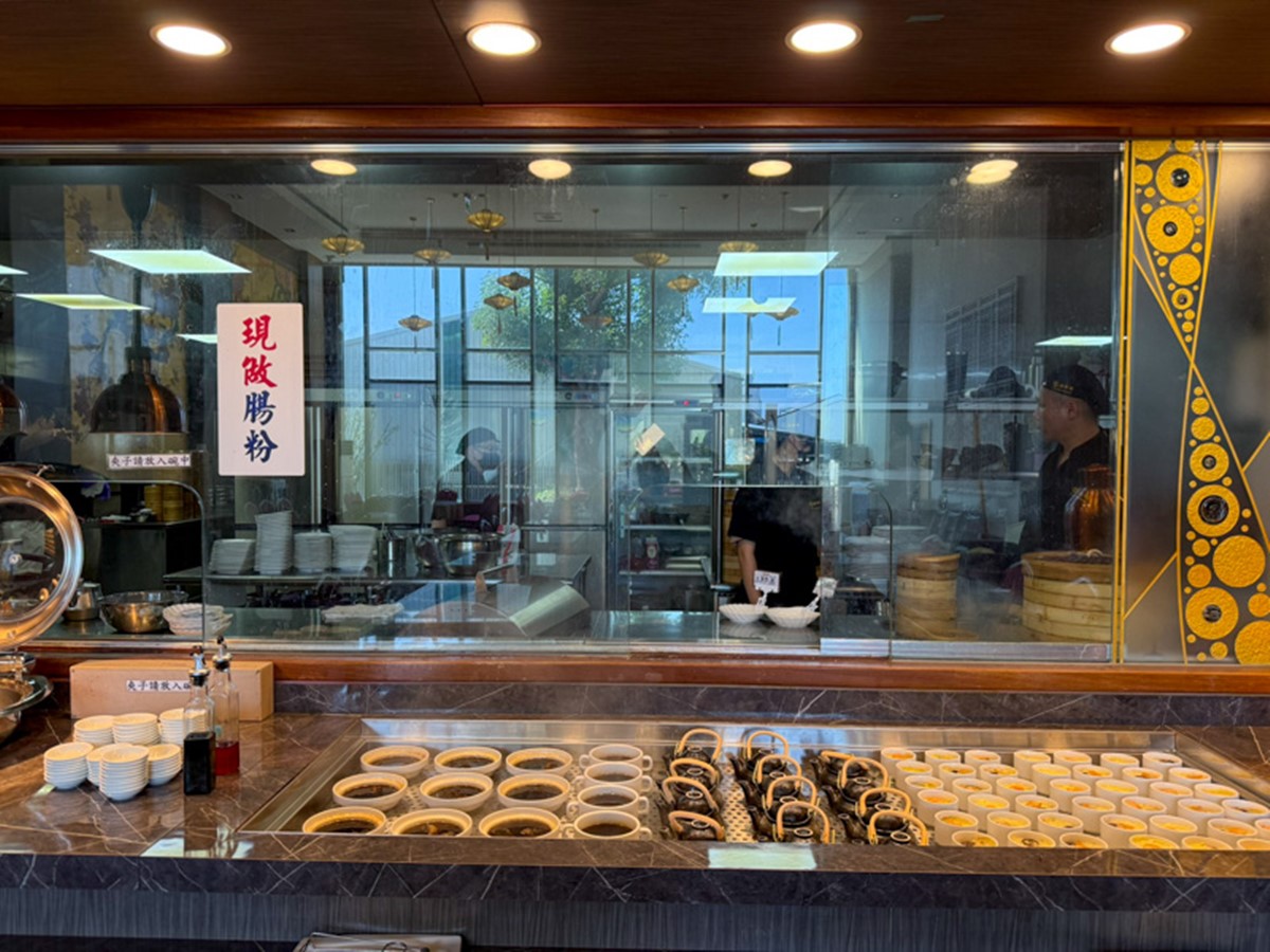 蒸籠料理區除了有煲湯可自取，還可以吃到現點現做的腸粉。（圖／花露露の花花世界提供）