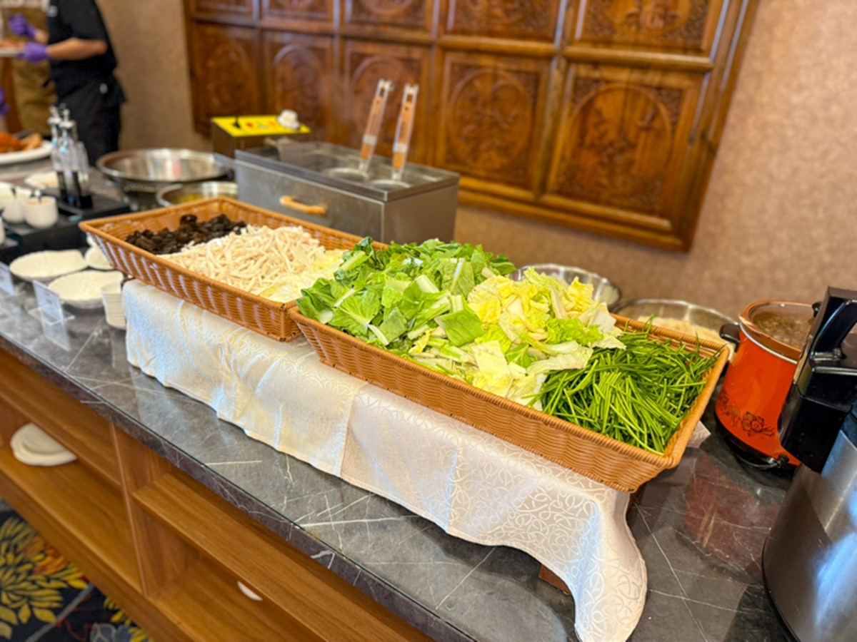 這裡還提供新鮮蔬菜、麵條可以煮麵。（圖／花露露の花花世界提供）