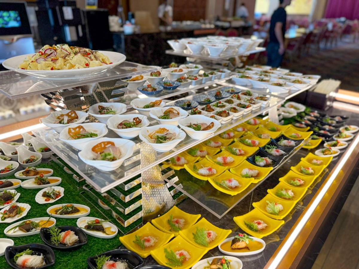 海鮮區有整盆的小卷、淡菜、鮮蝦、鳳螺，各式各樣的小菜看起來也很可口。（圖／花露露の花花世界提供）