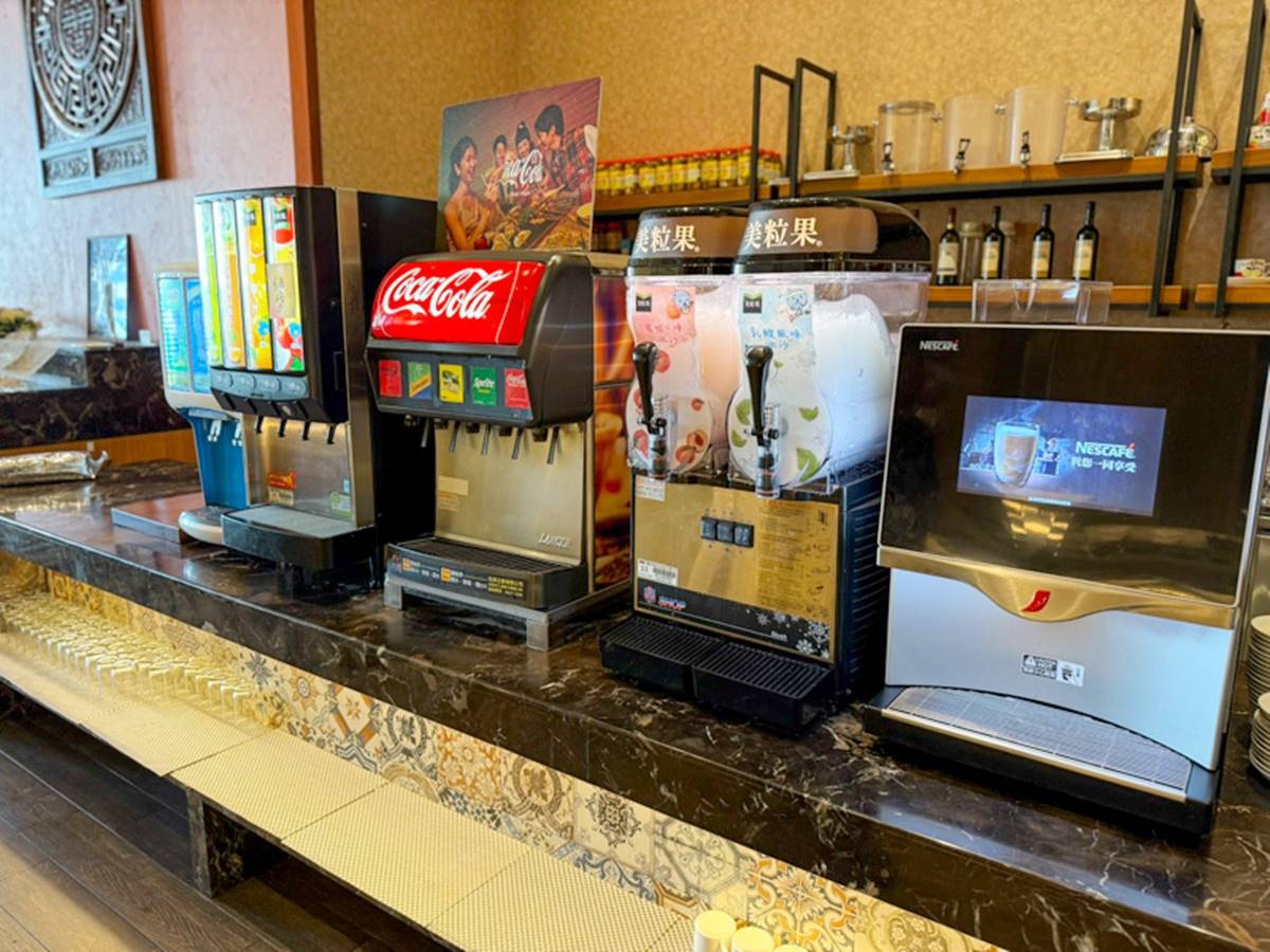 飲品和冷藏櫃的水果、甜點也都可以無限取用。（圖／花露露の花花世界提供）