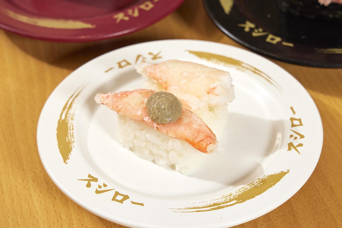 「深海紅蟹2種」1貫蟹腿肉、1貫爪下肉,再以濃郁的蟹膏作風為點綴,雙重美味一次擁有。(圖/壽司郎提供)
