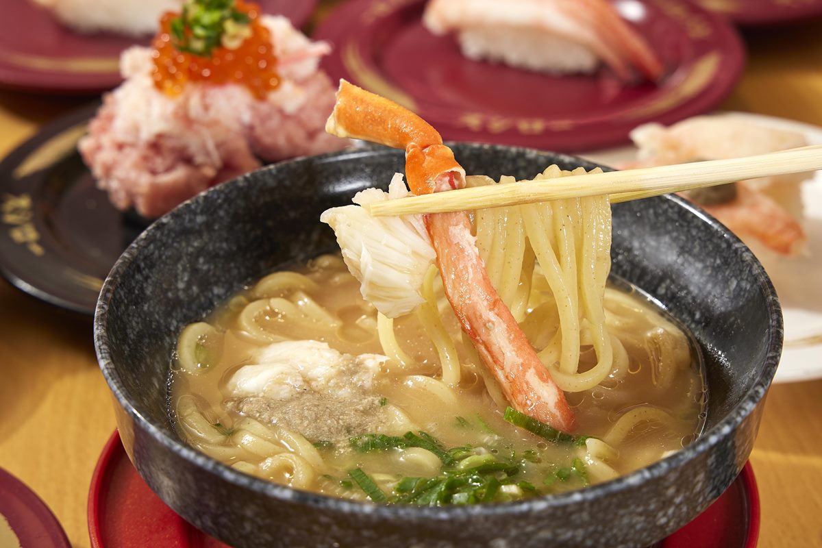 「濃厚蟹肉味噌拉麵」湯底使用大量螃蟹外,搭配水煮松葉蟹、蟹肉、蟹膏,將螃蟹的香氣與味噌的濃郁完美融入湯頭。(圖/壽司郎提供)