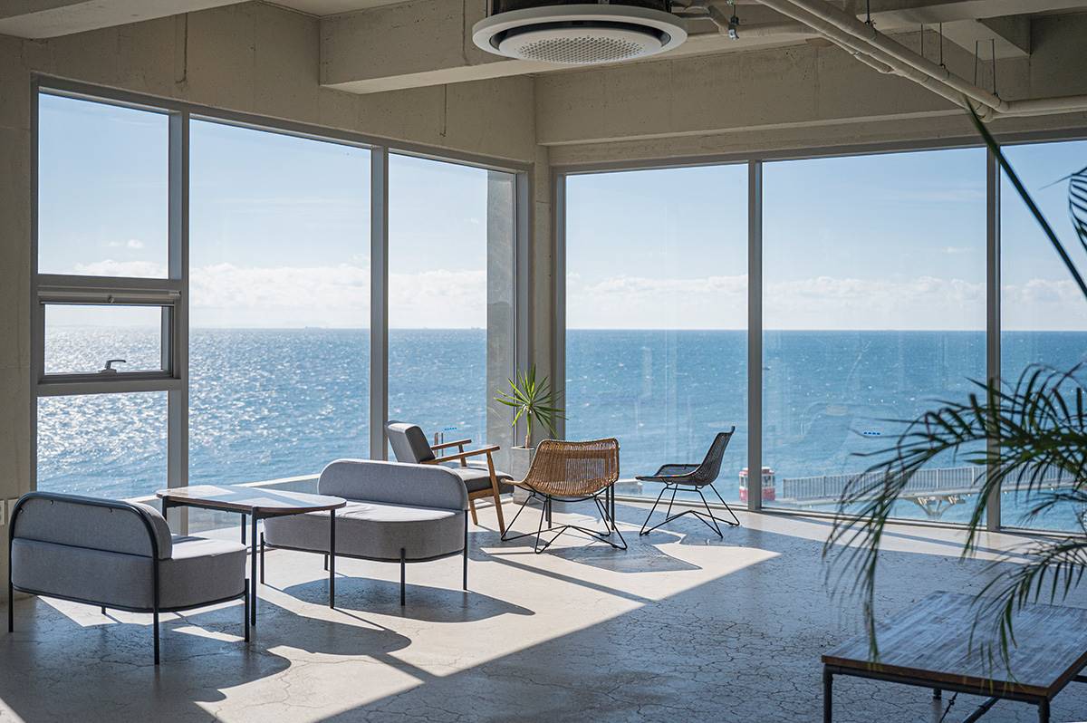 「OCEAN BREEZE咖啡廳」位於釜山青沙埔,是座擁有玻璃全景的看海咖啡店,視野極為開闊。(圖/焦糖熱一點提供)