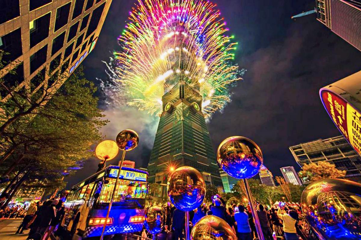 參加KKday主打「台北101高空跨年煙火派對」,將有多位金曲新人登台開唱、告別2024年。(圖/KKday提供)
