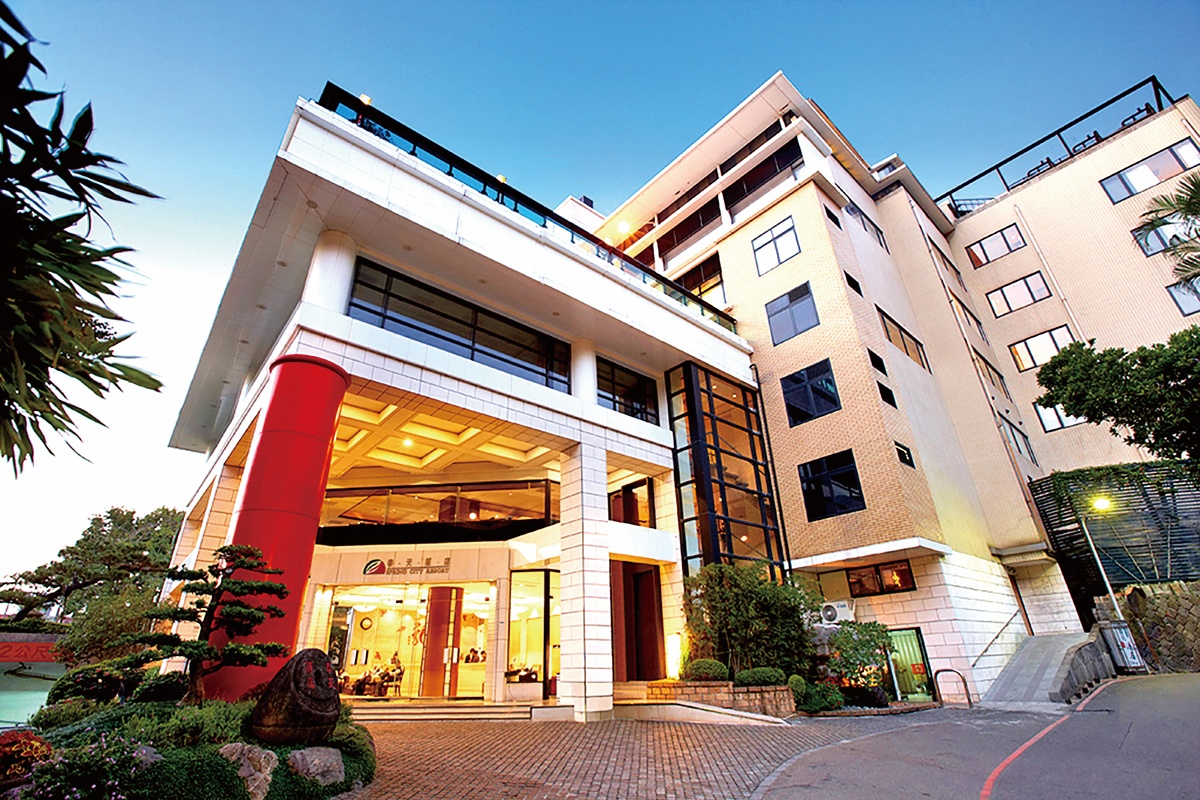 北投第一間觀光休閒式飯店,可以品嘗到北投傳統酒家菜及參加在地文化導覽活動。(圖/春天酒店提供)