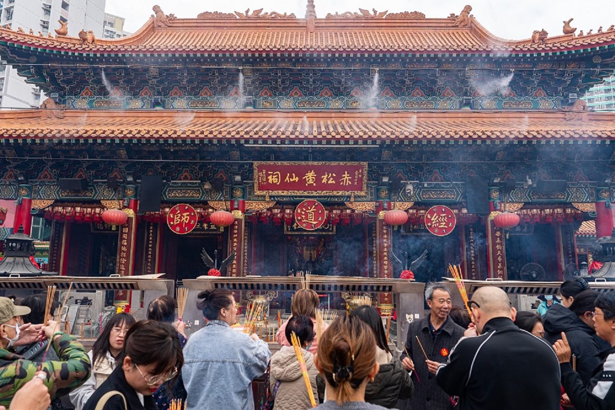 黃大仙祠是香港最著名的求籤場所之一，信徒前來祈求新年平安順利。（圖／港旅局提供）
