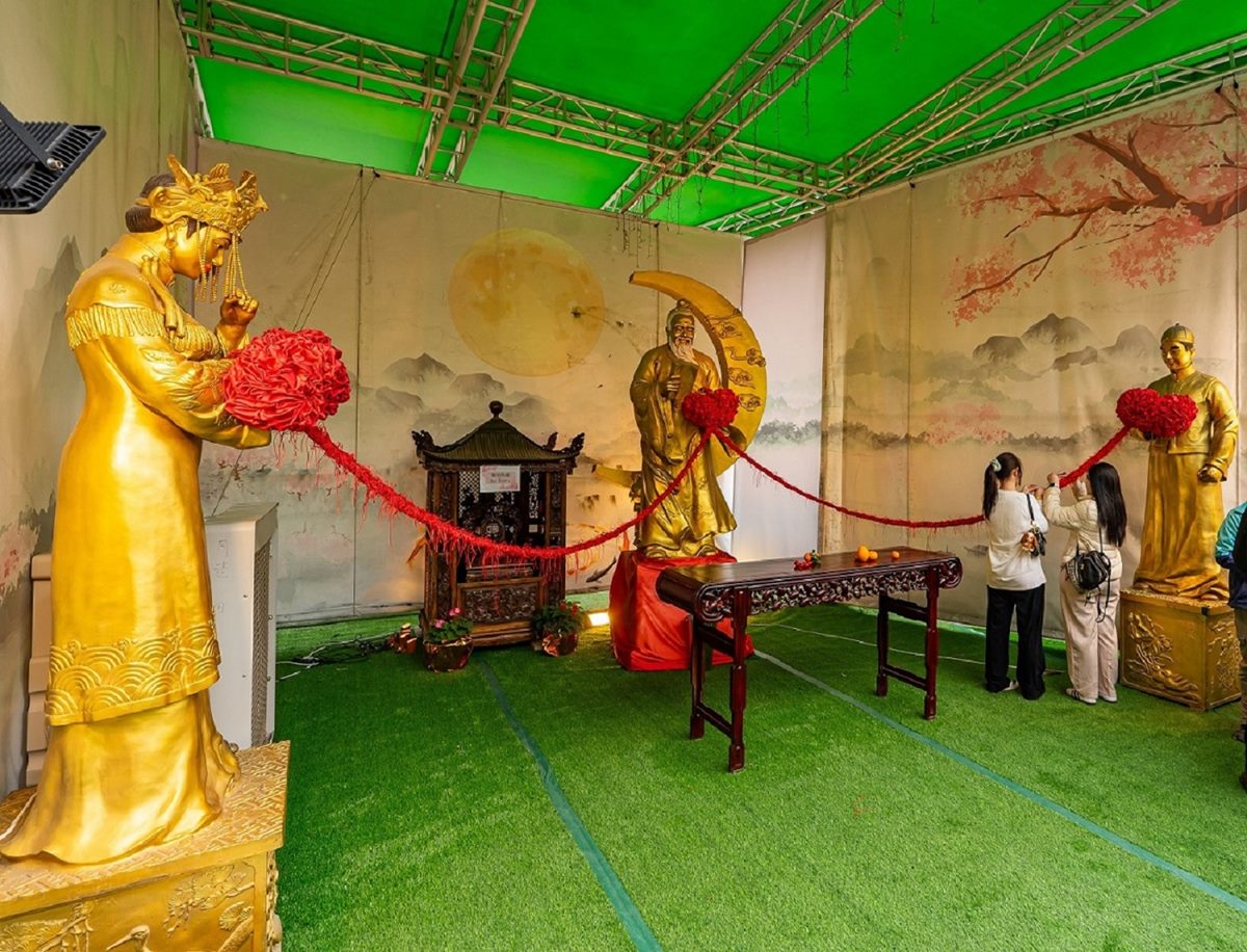 黃大仙祠是香港最著名的求籤場所之一，信徒前來祈求新年平安順利。（圖／港旅局提供）