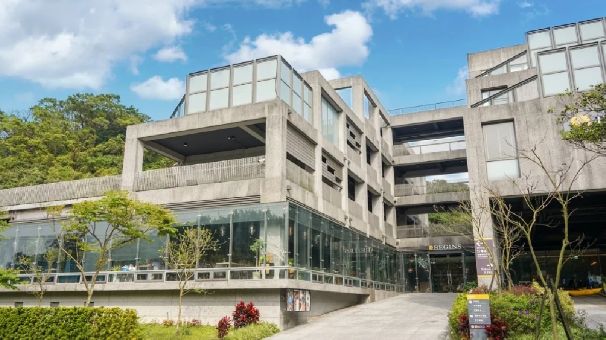 倉箱蜜境文旅以清水模輕工業風融入山林景觀。(圖/貪吃鬼熊熊提供)