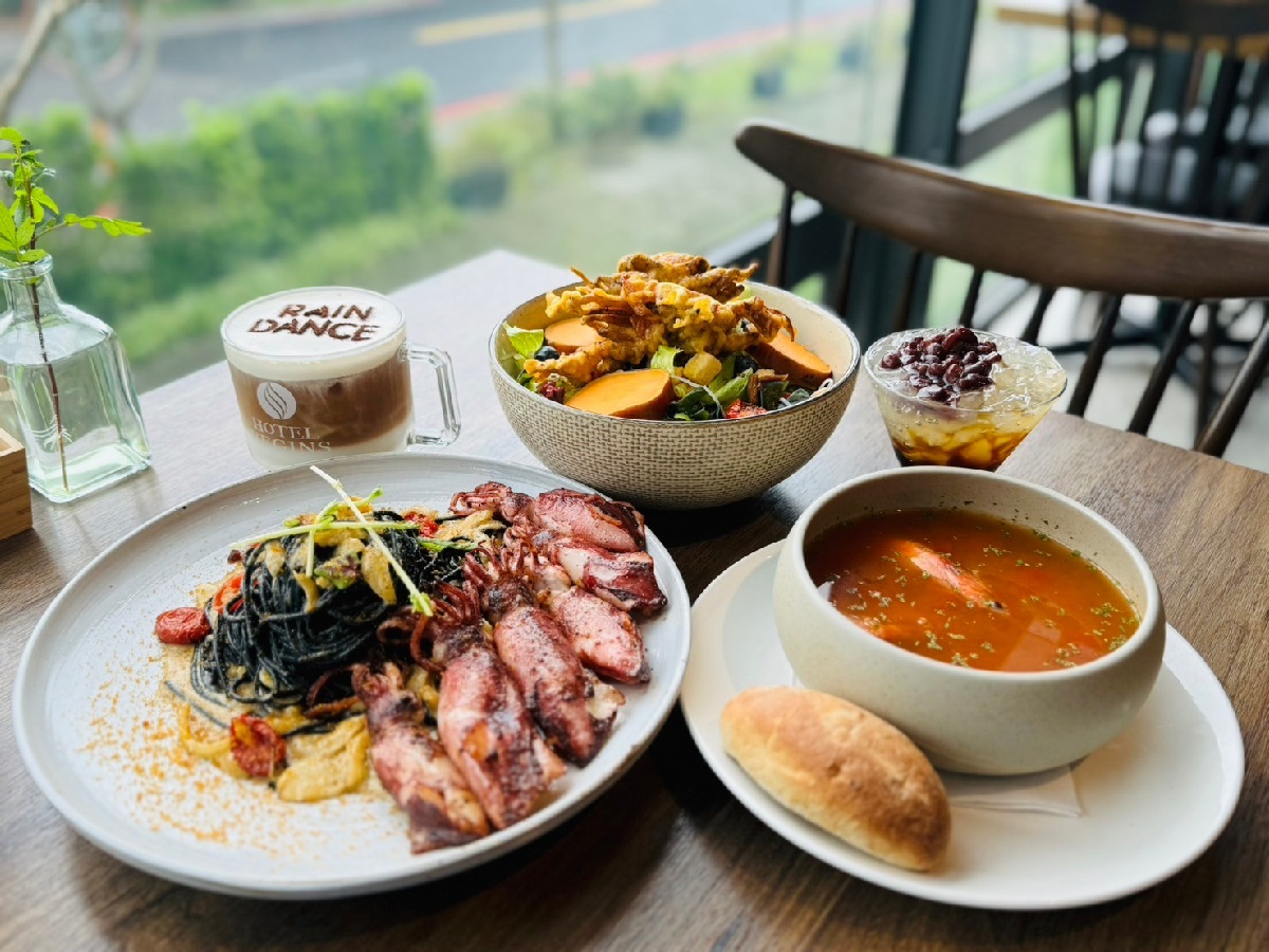 雨舞餐廳提供多種風味料理吸引不少饕客。(圖/貪吃鬼熊熊提供)