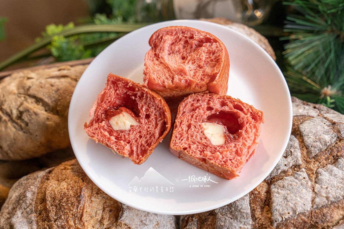 「草莓乳酪奶油麵包」(280元)草莓季前都吃得到,內餡藏有草莓果醬和乳酪丁。(圖/翻攝自宜蘭ㄚ欣的美食日誌)