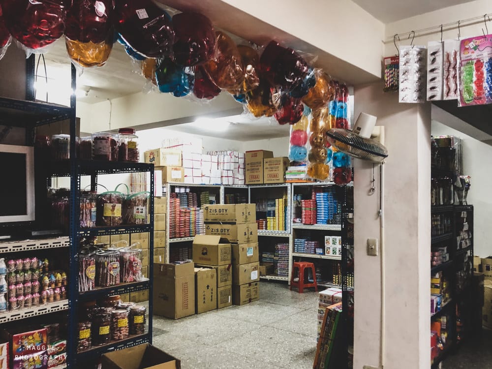 日榮玩具食品行位於民宅中不太顯眼,但裡面擺滿各種商品。(圖/莓姬貝利食事旅行提供)