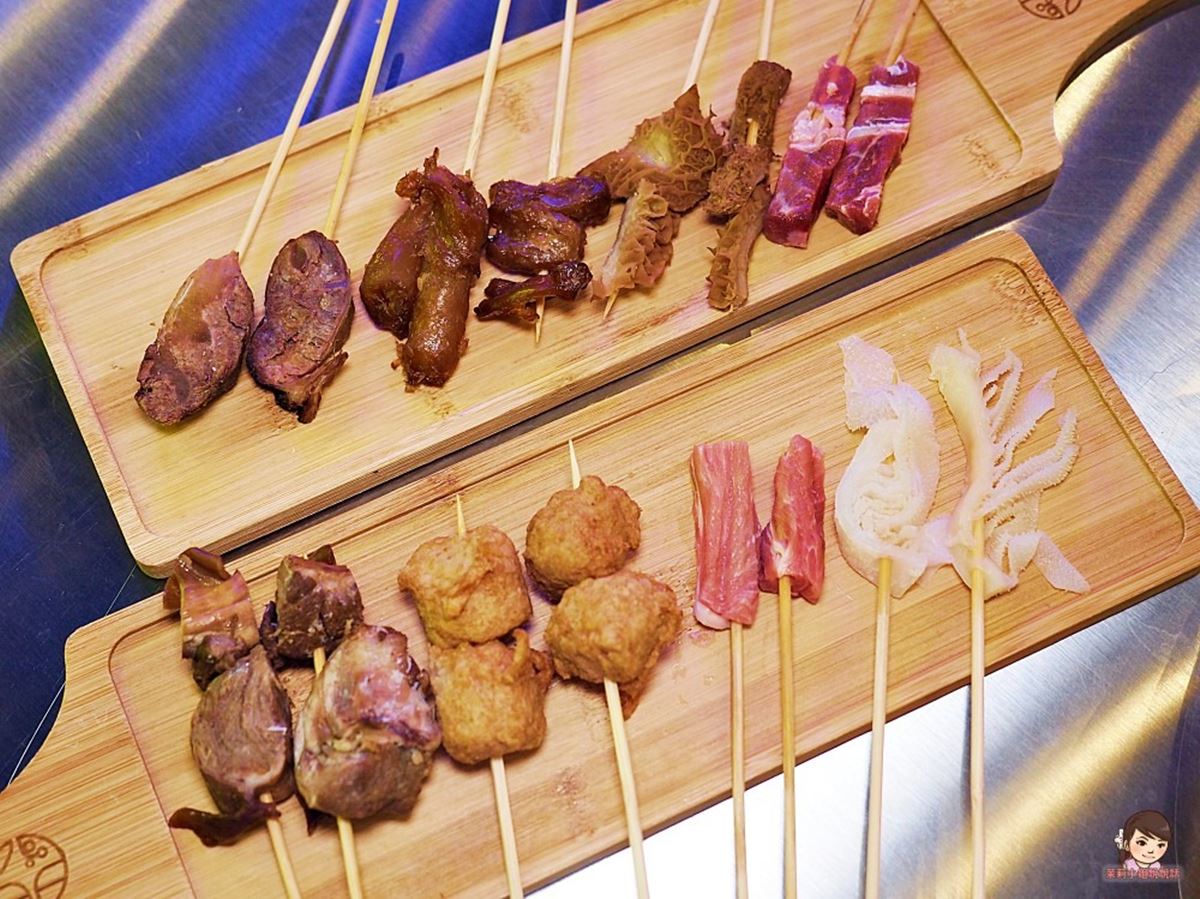 除了肉類、海鮮，這裡還有串串可以任吃，實在太豐盛啦！（圖／高雄美食。茉莉小姐說說話提供）