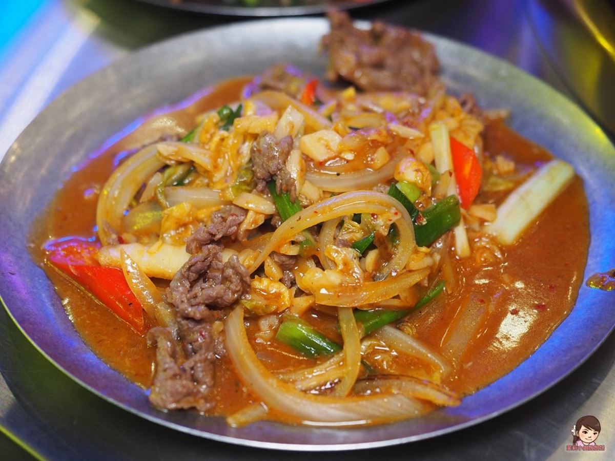 熱炒品項很多，常見的熱門菜「泡菜牛肉」「香辣肥腸」都有。（圖／高雄美食。茉莉小姐說說話提供）