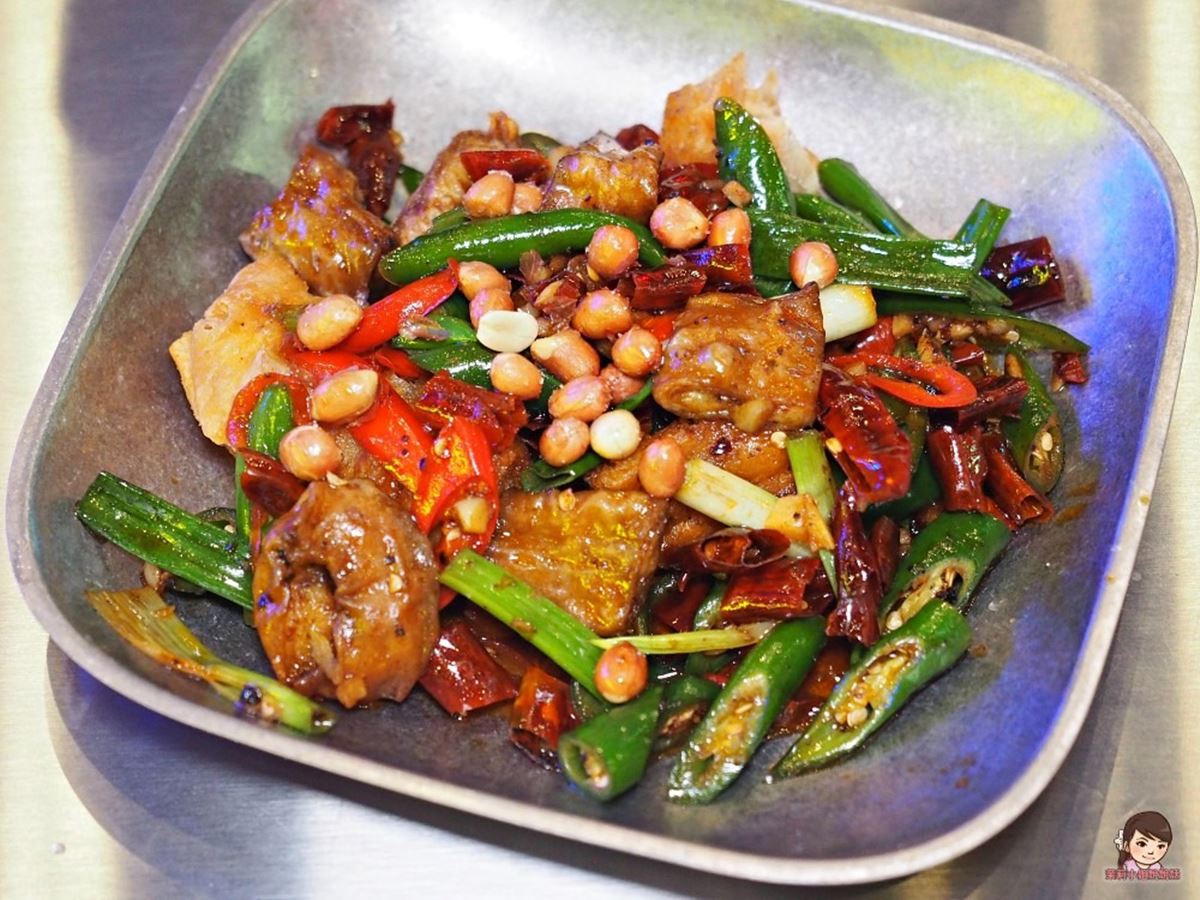熱炒品項很多，常見的熱門菜「泡菜牛肉」「香辣肥腸」都有。（圖／高雄美食。茉莉小姐說說話提供）