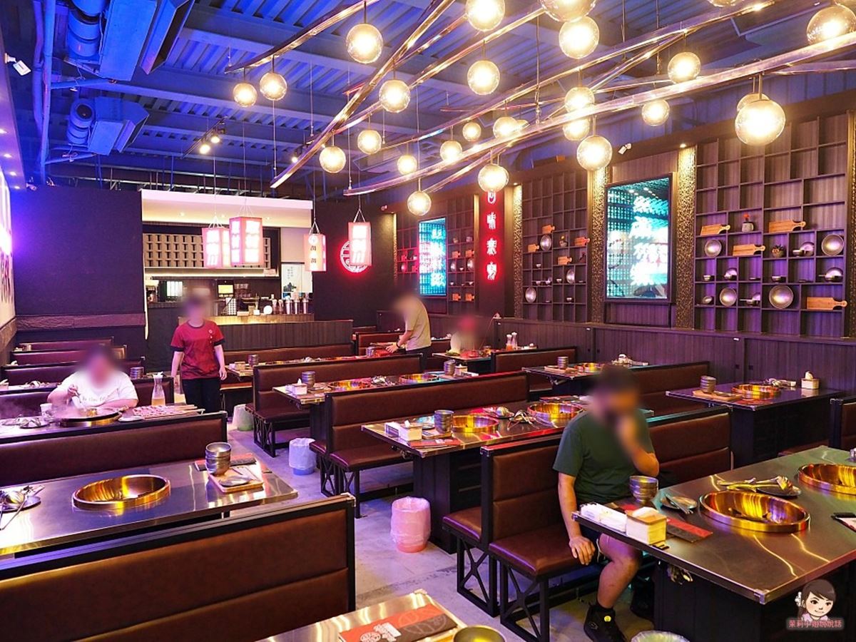價位部分午餐及宵夜時段比較便宜，而店內的裝潢也很有FU。（圖／高雄美食。茉莉小姐說說話提供）