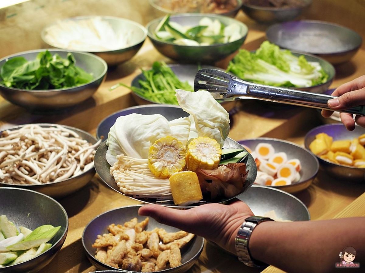蔬菜吧是自取吃到飽，而且種類多元，可以選擇自己喜愛的蔬菜。（圖／高雄美食。茉莉小姐說說話提供）